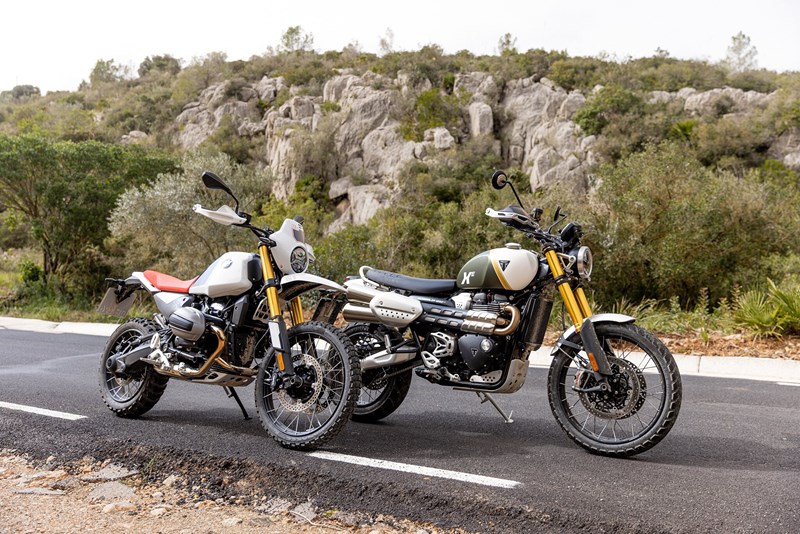 BMW R 12 G/S und Triumph Scrambler 1200 XE bieten beide sehr runde, einzigartige Fahrerfahrungen. Beide haben spezifische Stärken und Schwächen, sodass schlussendlich der individuelle Geschmack entscheidet.