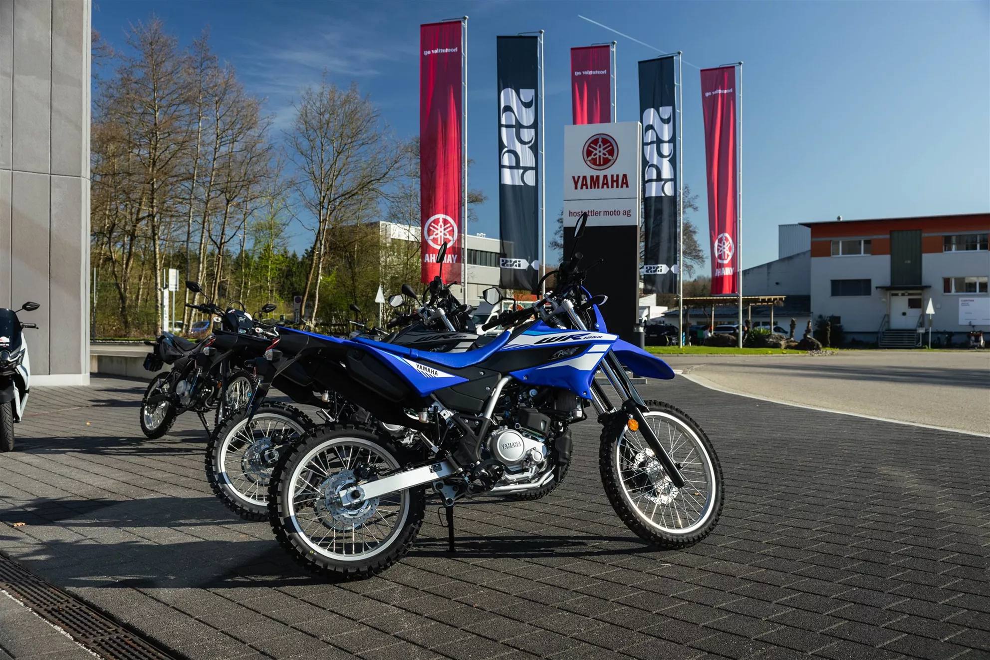 A Yamaha WR 125R aguarda a sua utilização na Hostettler em Sursee. Autoestrada, cidade, estrada nacional e todo-o-terreno estão no programa. A Yamaha WR 125R aguarda a sua utilização na Hostettler em Sursee. Autoestrada, cidade, estrada nacional e todo-o-terreno estão no programa.