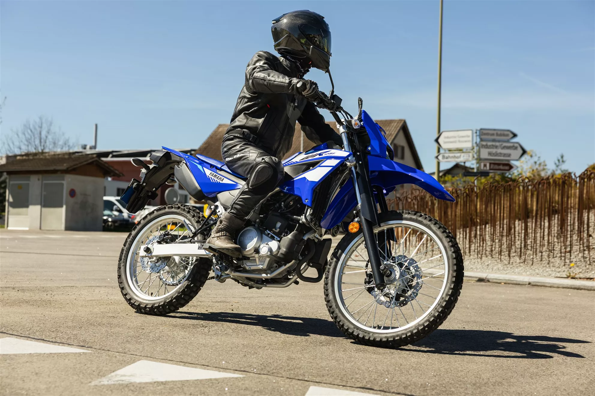 Ágil pelo trânsito urbano: a Yamaha WR 125R enfia-se em qualquer espaço e arranca rapidamente do semáforo graças ao VVA. Ágil pelo trânsito urbano: a Yamaha WR 125R enfia-se em qualquer espaço e arranca rapidamente do semáforo graças ao VVA.