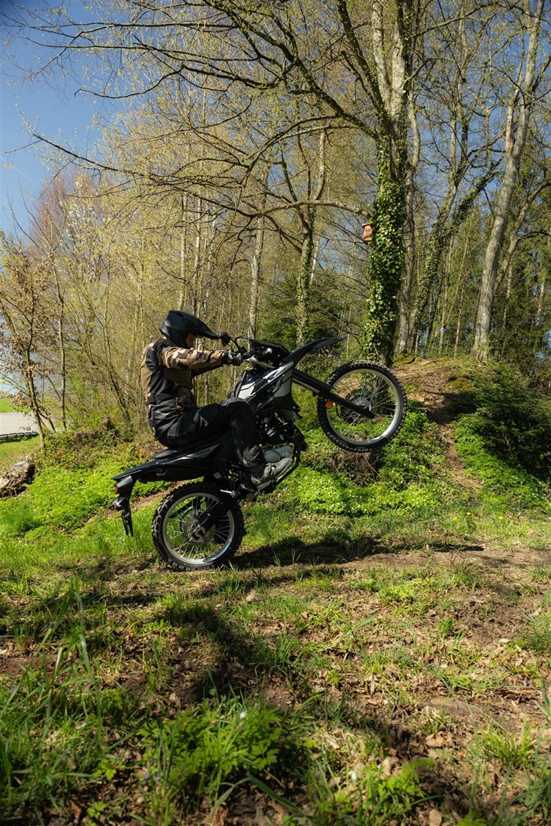 Im TCS Gelände Betzholz zeigt die WR 125R, was sie am besten kann. Als Alleskönnerin im A1 Bereich macht sie auch im Dreck eine starke Figur.