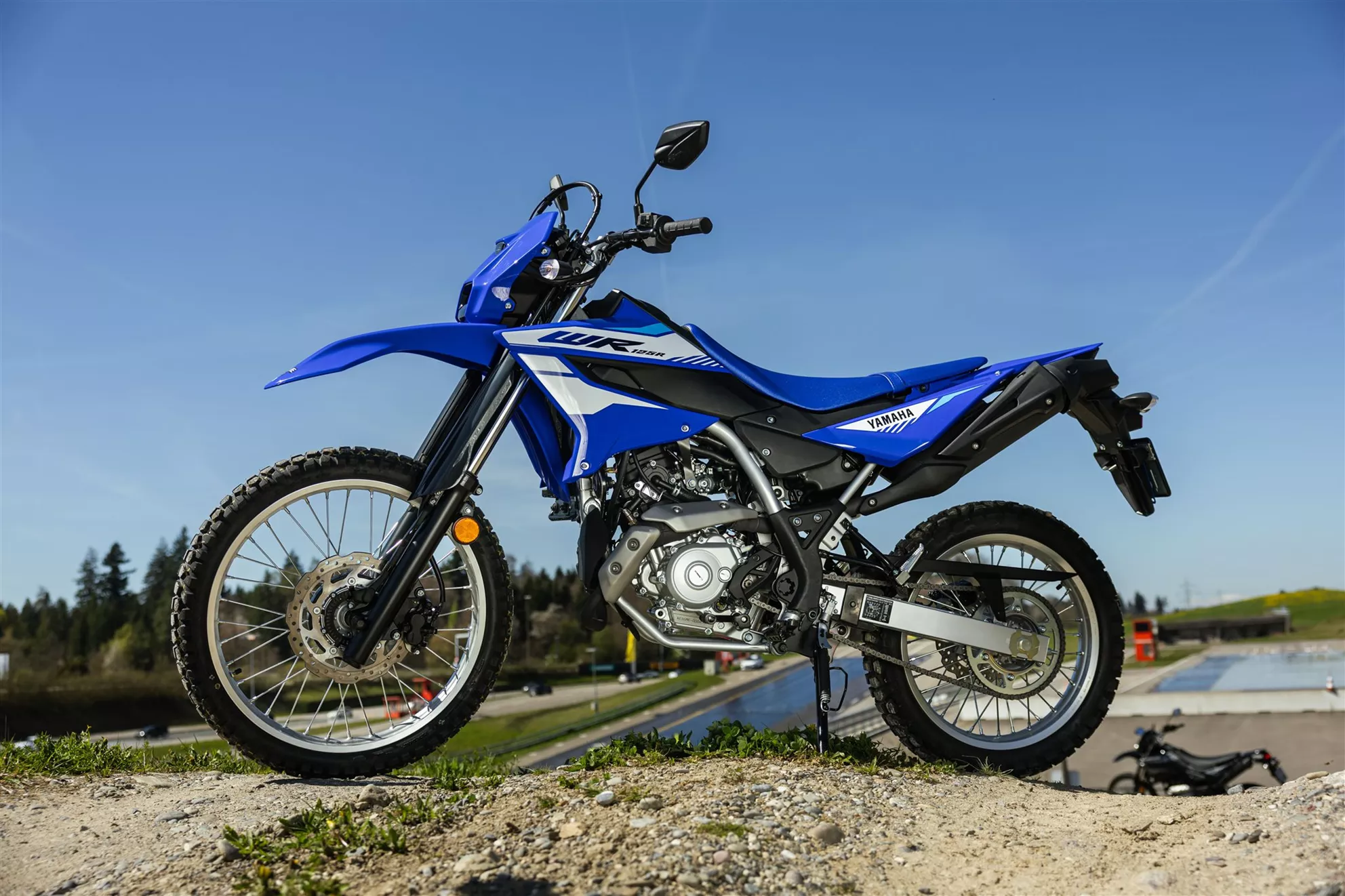 Mais diversão do que esperado: a Yamaha WR 125R oferece, com 125 cc, grande prazer de condução para todos a partir dos 16 anos. A nossa conclusão após um longo dia de teste. Mais diversão do que esperado: a Yamaha WR 125R oferece, com 125 cc, grande prazer de condução para todos a partir dos 16 anos. A nossa conclusão após um longo dia de teste.