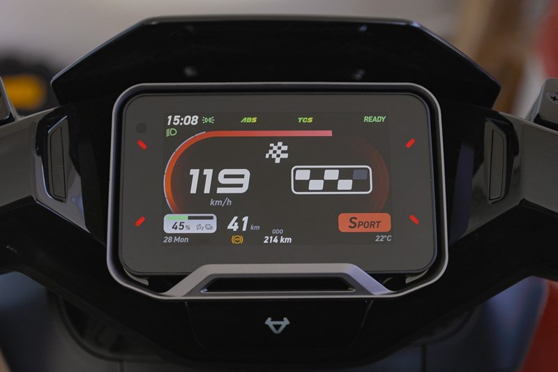 Smart, gut ablesbar und mit vielen Features: Beim Display liegt NIU vorne.