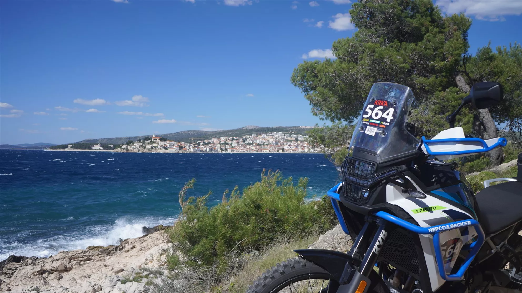 Das lieben wir beim KRKA ENDURO! Diese wunderbaren Ausblicke aufs Meer.