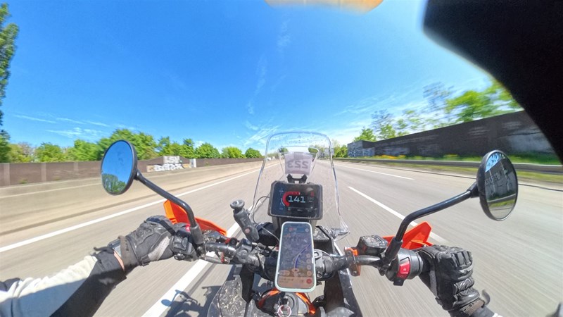 140 km/h auf der Autobahn - der kleine Einzylinder macht auch auf der langen Geraden eine überraschend gute Figur.