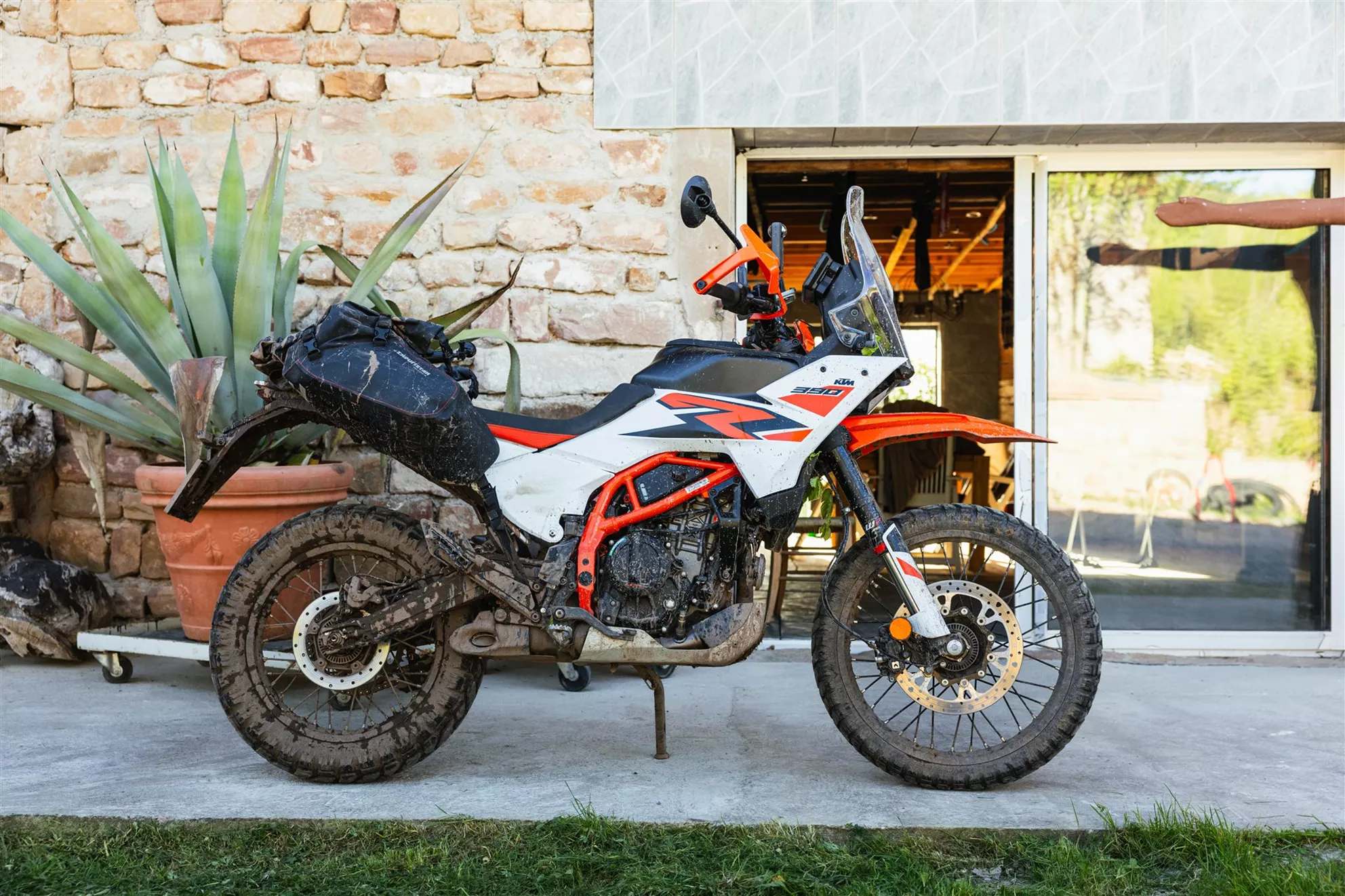 Između dve offroad etape - KTM 390 Adventure R se oseća udobnije na asfaltu nego što njen izgled sugeriše.