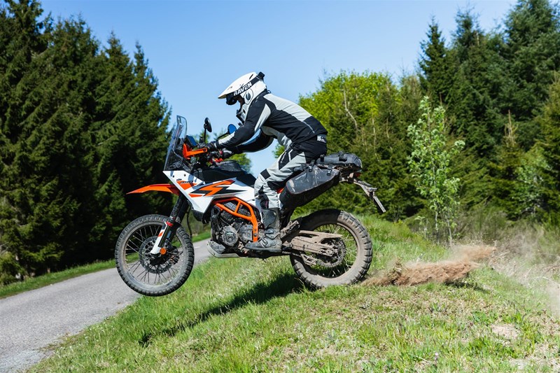 In der Luft ist alles leicht - was das Fahrwerk der KTM 390 Adventure R kann, zeigt sich erst bei der Landung.