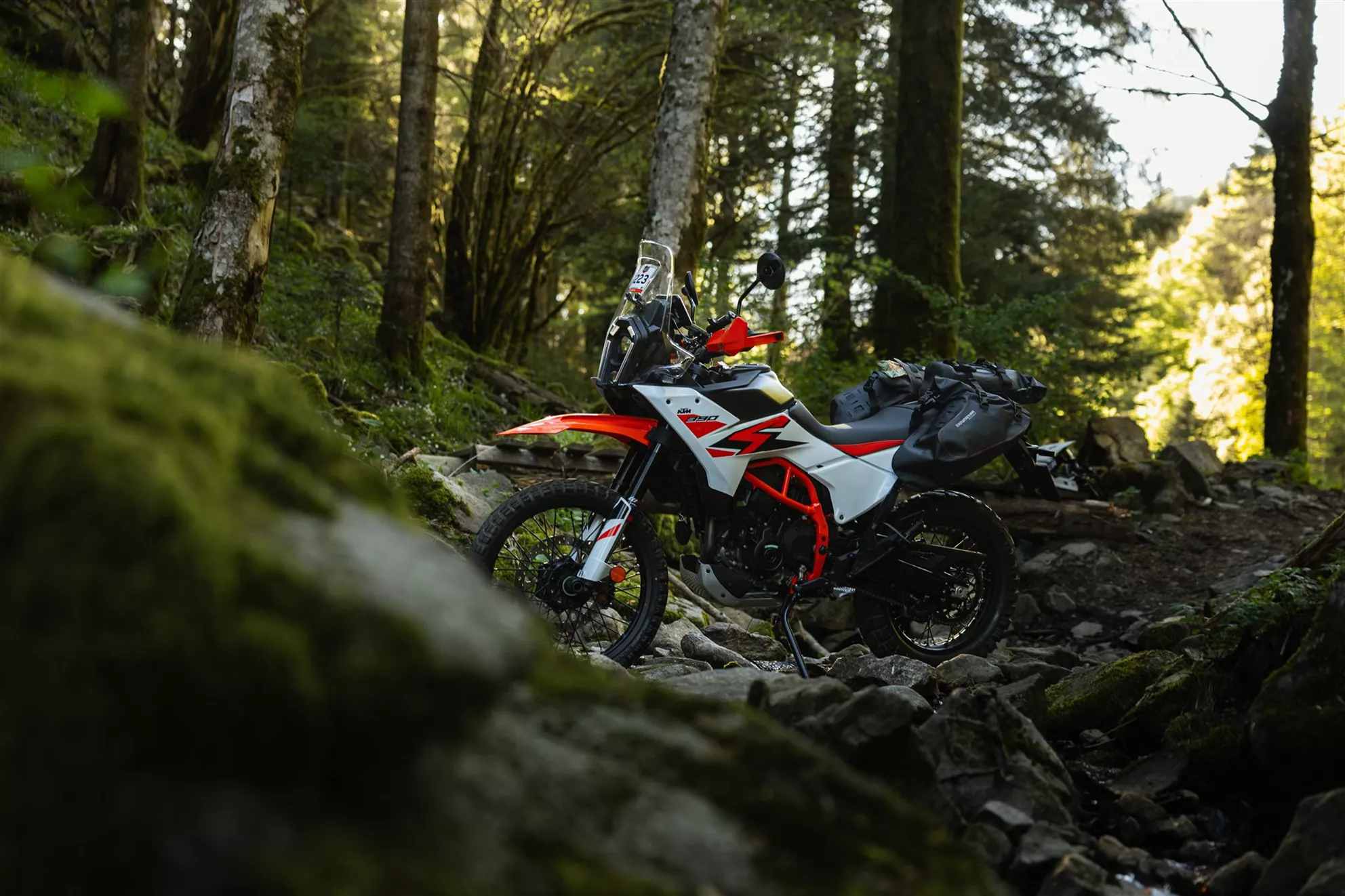 Gde drugi motori staju - 390 Adventure R ne zaustavlja se ni pred sledećim potokom.