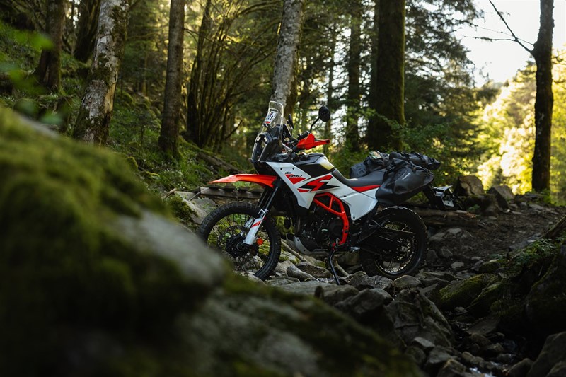 Wo andere Bikes passen - die 390 Adventure R macht auch vor dem nächsten Bach nicht halt.