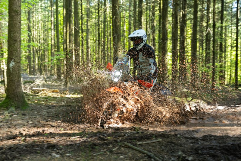 Serienmaschine und echter Schlamm - die 390 Adventure R so wie sie aus dem Showroom kam.