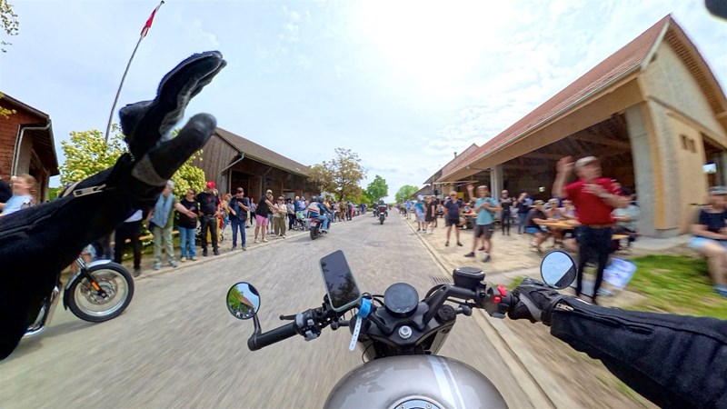Die Leute am Strassenrand am Winken. Emotion pur am Ride out des Love Ride 34.