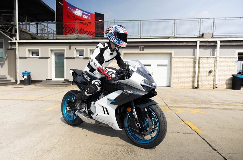 CFMOTO 675SR-R im Rennstrecken-Test