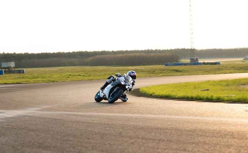CFMOTO 675SR-R im Rennstrecken-Test