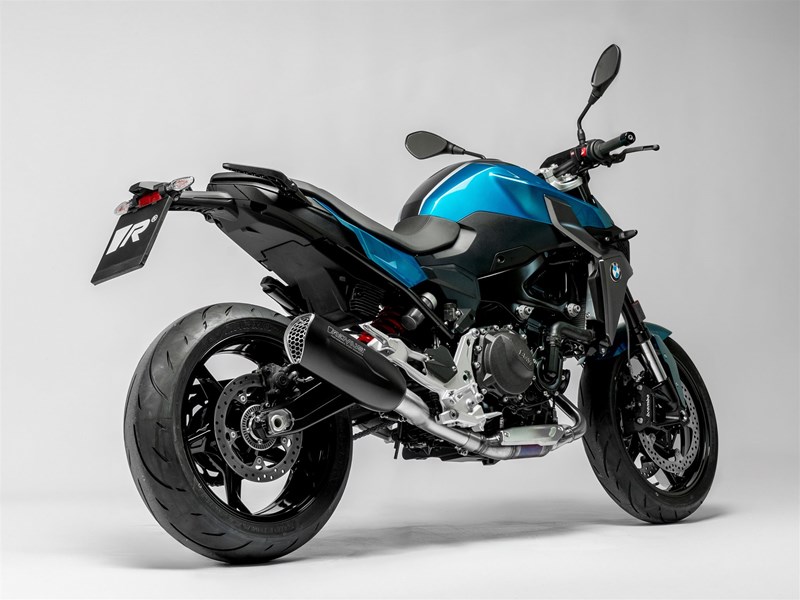 BMW F 900 R mit REMUS NXT Slip-On