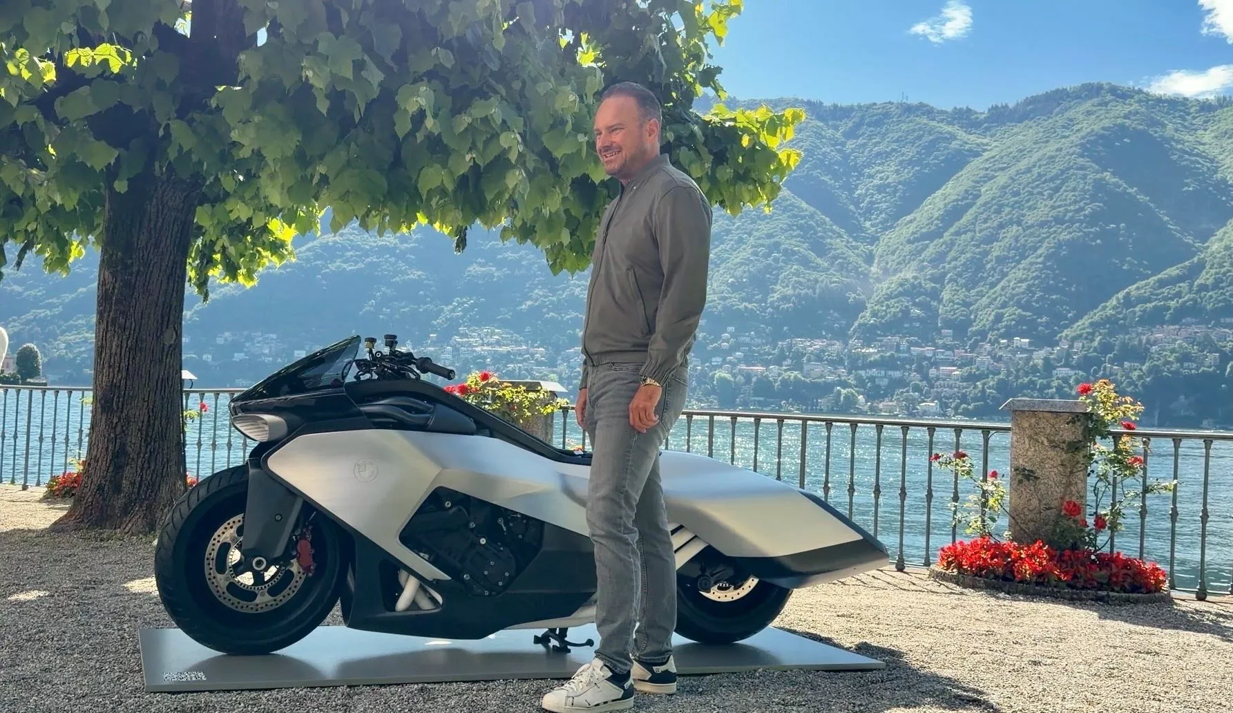 El jefe de BMW Motorrad, Markus Flasch, en la sesión de fotos con la Vision K18 en el Lago de Como.