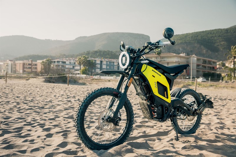 Die NIU XQi3 ersetzt weder Stadtroller noch Enduro, sondern bietet als besonderes, hybrides Fahrzeug zwischen den Zweirad-Segmenten unkomplizierten und verspielten Fahrspaß.