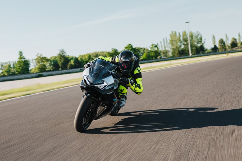 Dutzende Probefahrten pro Tag! Bei den 1000PS Bridgestone Trackdays ist die CFMOTO intensiv im Einsatz!