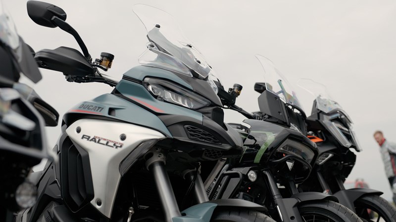 Semi-aktive Fahrwerke mit automatischer Absenkung gehören inzwischen zur Oberklasse der Reiseenduros dazu. Nur KTM ziert sich hier noch etwas, Ducati macht es am besten.