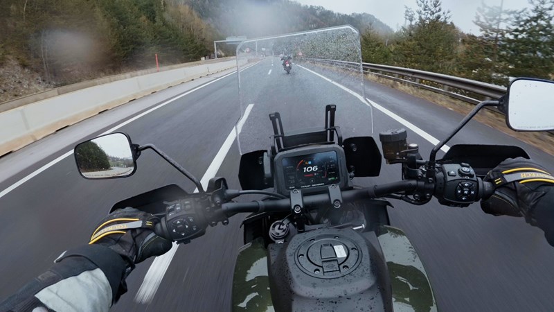 Kleine Symbole, seltsame Abkürzungen und ein unintuitives Bedienkonzept erschweren das Steuern der Harley-Systeme.