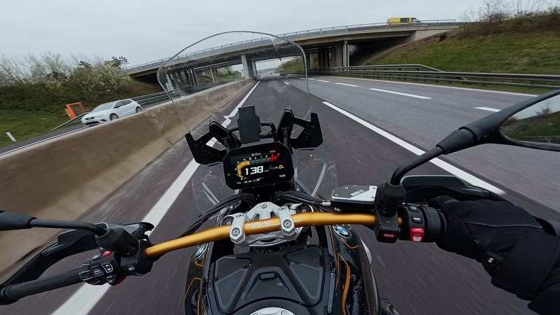 Zum Kilometerfressen eignen sich alle vier Bikes. Auf der Harley muss man aber auf Radar-gestützte Systeme verzichten.