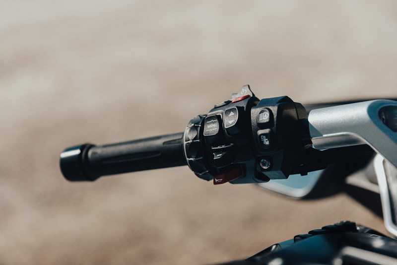 Das Fehlen des Kupplungshebels ist kein Problem auf der BMW R 1300 RT. Die elektronische Steuerung der Kupplung durch das ASA ist präzise und intuitiv.