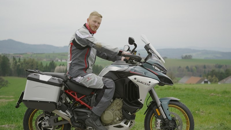 Meine 1,85 m fügen sich schön in die Multistrada V4 Rally ein. Dank automatischer Absenkung des semi-aktiven Fahrwerks gelangen aber auch kürzere Beine zum Boden.