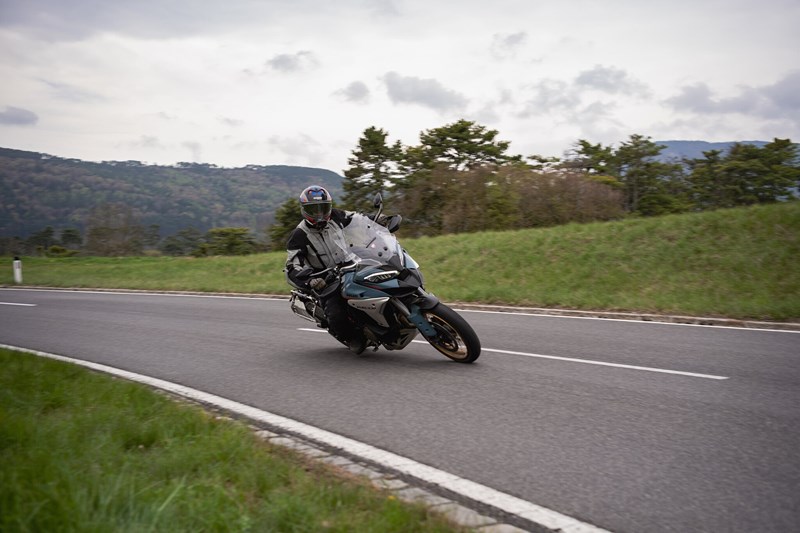 Kaum eine große Reisemaschine kann so flott und präzise durch den Radius ziehen, wie eine Ducati Multistrada V4.