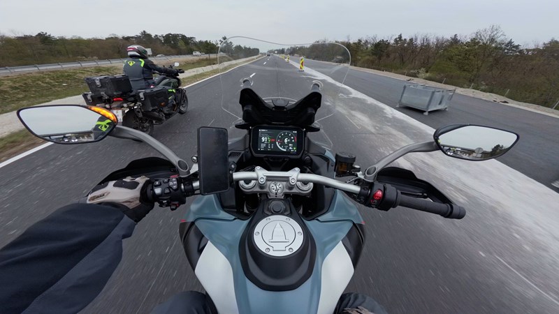 Bei schlechten Wetter und widrigen Bedingungen bleibt es im Sattel der Multistrada V4 Rally gemütlich. Nur der Windschild könnte noch eine Spur höher gehen.
