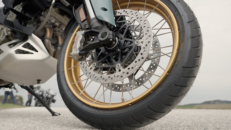 Auch ein Grund für die hervorragende Fahrperformance der Ducati: der aufgezogene Touring-Reifen Bridgestone T33.
