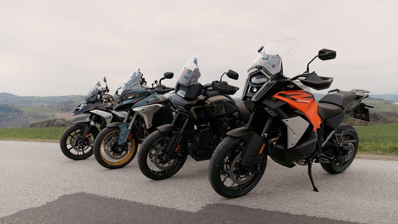 Unsere Big Enduros mit aufgezogenem Bridgestone T33 Touring-Reifen.