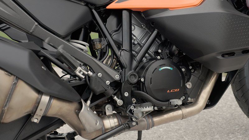 Der inzwischen auf 1.350 Kubik angewachsene V2 von KTM sucht selbst in der Oberklasse der Reiseenduros seinesgleichen unter den Power-Motoren.
