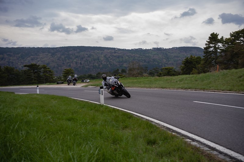 Wird es kurvig, schräg und flott, bevorzuge ich den manuellen Schaltmodus. Dank vorhandenem Fußschalthebel fühlt sich das auch an, wie konventionelles Fahren mit Quickshifter.