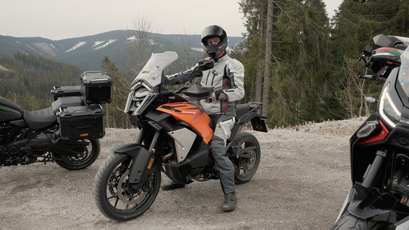 Die KTM 1390 Super Adventure S EVO ist im Stand natürlich kein Leichtgewicht, aber tatsächlich die leichteste in der Oberklasse der Reiseenduros. Zusätzlich ermöglicht der tiefgezogene Tank einen günstigen Schwerpunkt.