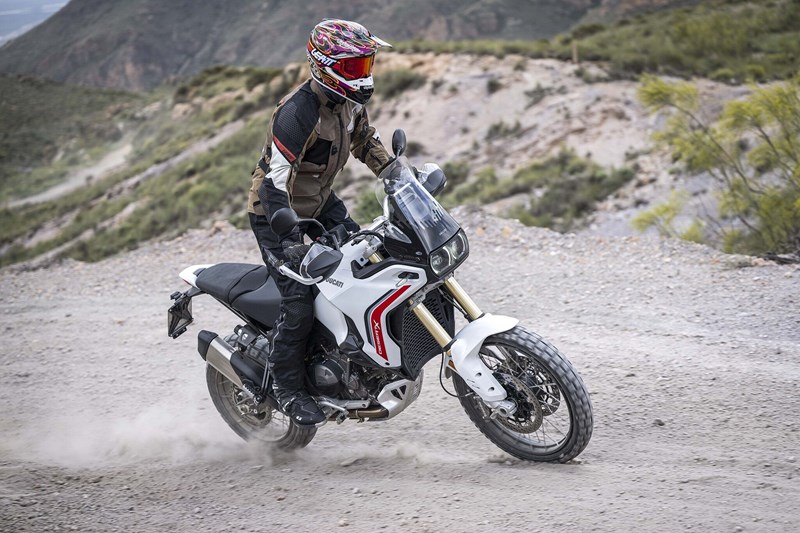 Egal ob auf der Hardenduro oder dem Adventure Bike - Die X-Frame Hybrid Orthese verrichtet unauffällig, also komfortabel ihren Dienst.