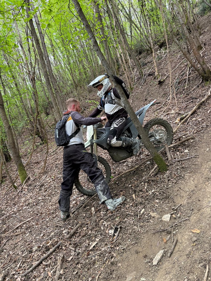 Mit meiner alten Orthese und den damit verbundenen Schmerzen hätte ich es mir dreimal überlegt, am Hang hochzuwandern um einem Freund aus der Patsche zu helfen. Mit der Leatt X-Frame Orthese sind Wanderungen im Enduro-Outfit wieder zumutbar.
