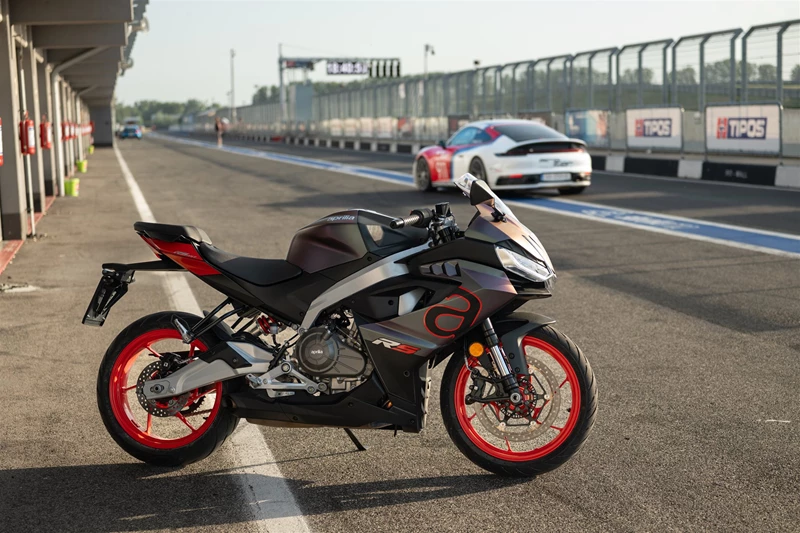 La fusée A2 Aprilia RS 457 est équipée d'un bon équipement et de performances puissantes