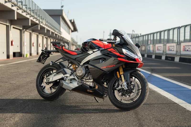 L'Aprilia RS 660 Factory avec châssis Öhlins, freins Brembo et électronique haut de gamme