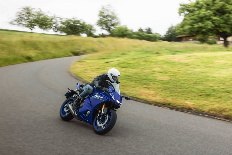 Sportif malgré l'étranglement : la R7 ressemble à une 700 à part entière jusqu'à 6000 tours et démystifie le mythe de la moto d'entrée de gamme castrée