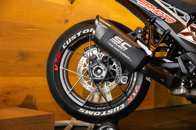 Der Effekt liegt im Drehen: Die Carbonräder der 1311 Supermoto von Rotobox wiegen kaum weniger, verändern über die rotierende Masse