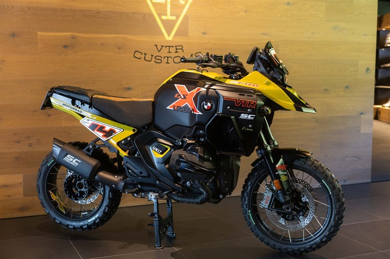 Reise gestrichen, Auftritt geschärft: Der Urban X behält den fetten Adventure-Tank und verliert alles, was nach Fernweh aussieht.