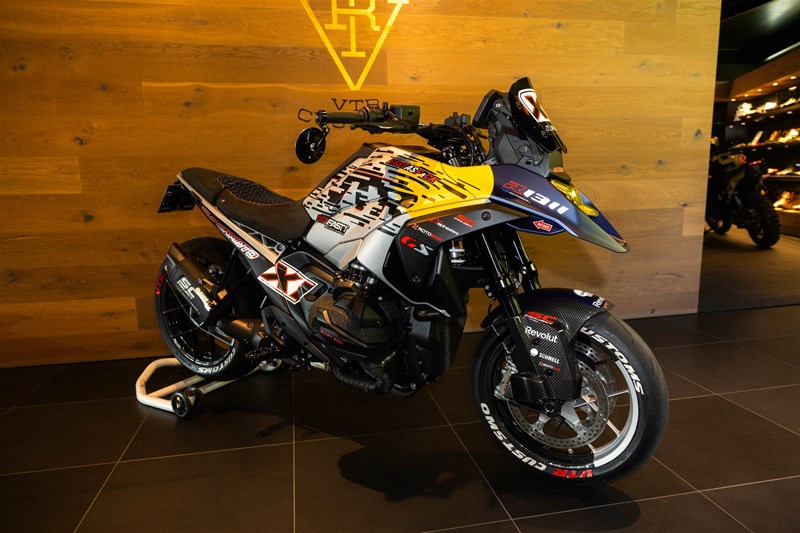 BMW R 1300 GS 1311 Supermoto mit 17 Zoll Rotobox-Carbonrädern