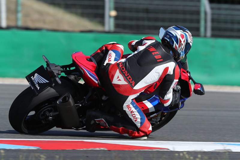 Besser gehts nicht! Honda Experte Christian Zwedorn fährt die Testmotorräder warm!