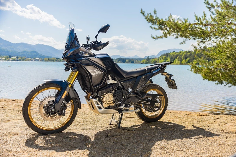 La Voge DS800X Rally ressemble au Yamaha Tenere 700 en caractère, en orientation et en certaines caractéristiques techniques, mais coûte 2 000 à 3 000 euros de moins