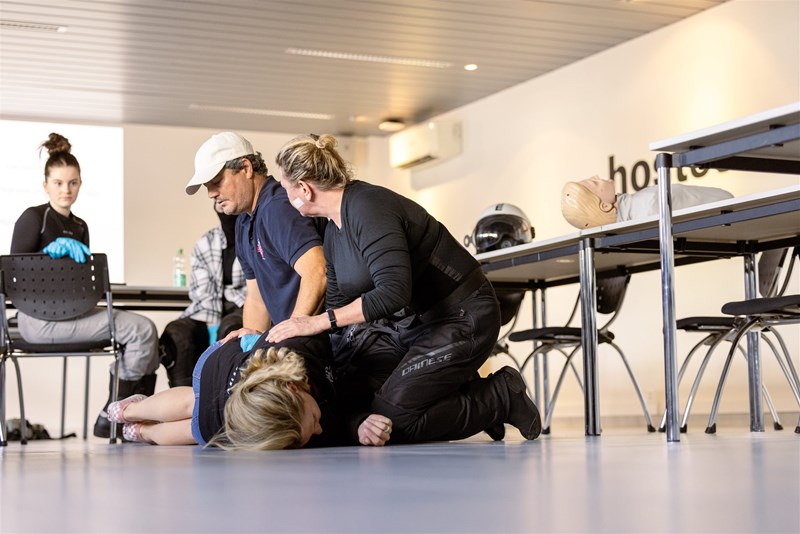m Erste-Hilfe-Workshop lernten die Teilnehmerinnen, wann der Helm einer verunfallten Person runter muss und wie man richtig reagiert