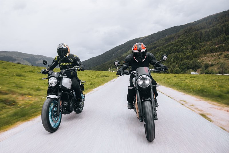 Triumph Tracker 400 vs Royal Enfield Guerilla 450