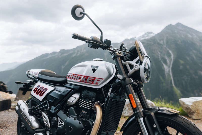 Triumph Tracker 400 vs Royal Enfield Guerilla 450