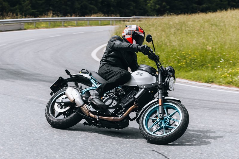 Triumph Tracker 400 vs Royal Enfield Guerilla 450