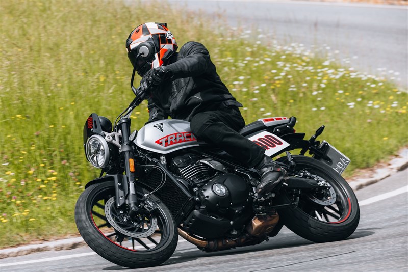 Triumph Tracker 400 vs Royal Enfield Guerilla 450