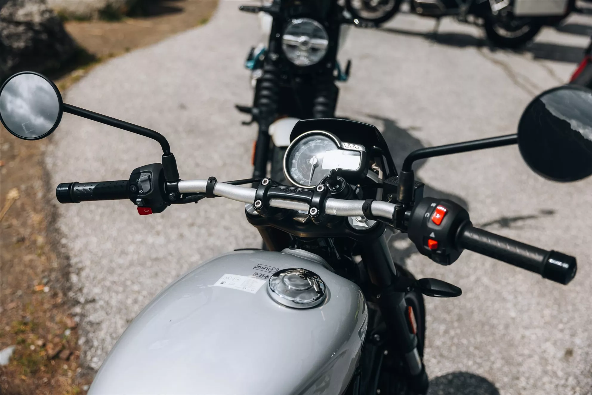 Triumph Tracker 400 vs Royal Enfield Guerrilla 450 Triumph Tracker 400 vs Royal Enfield Guerrilla 450