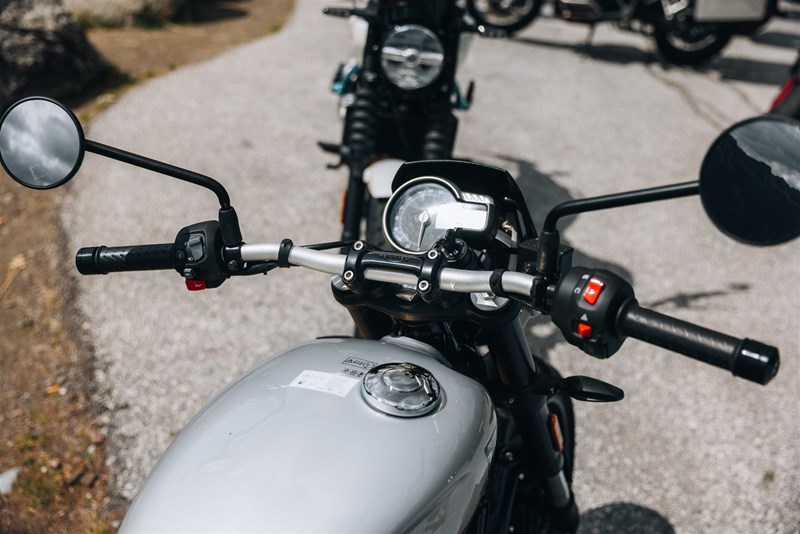 Triumph Tracker 400 vs Royal Enfield Guerilla 450