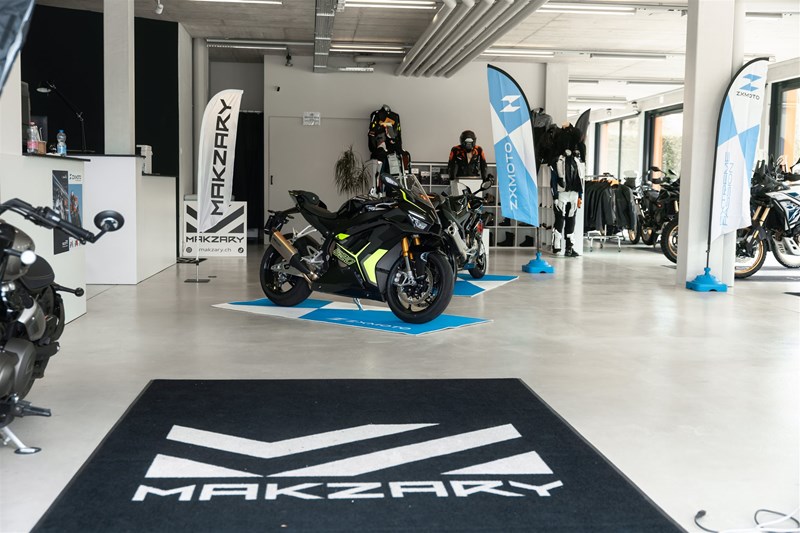 Der Moment, in dem klar wird, dass hier keine Zufallsauswahl steht. Der Showroom bei Makzary zeigt eine klare Linie mit Zontes, Voge, Benda und neu ZX Moto